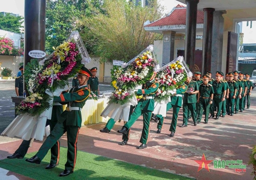 Thường vụ Đảng ủy, Bộ tư lệnh Quân khu 5 viếng đám tang Nghệ sĩ Nhân dân Tường Vi